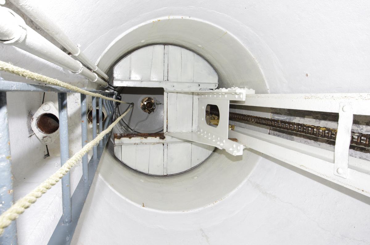 Ligne Maginot - BOIS DU FOUR - A5 - (Ouvrage d'infanterie) - Cloche VDP
Puits de la cloche VDP; on distingue un périscope en position - AURET Vincent