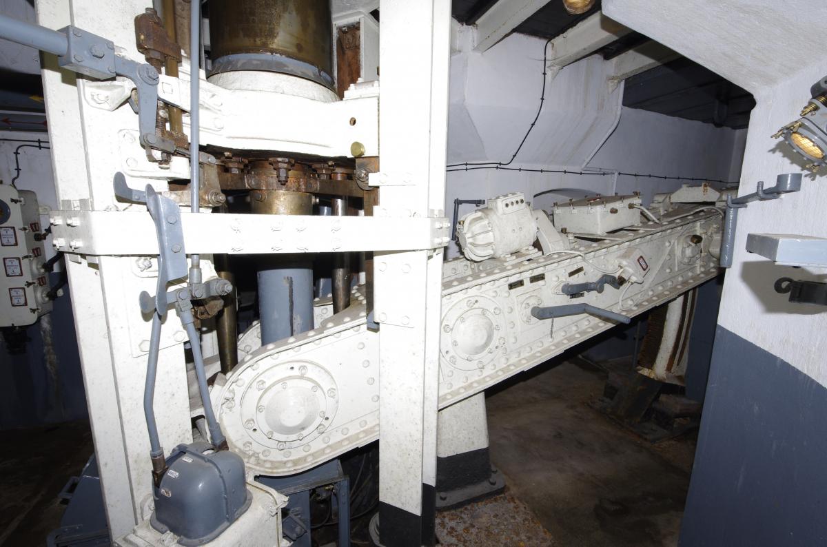 Ligne Maginot - BOIS DU FOUR - A5 - (Ouvrage d'infanterie) - Tourelle de mitrailleuses
Étage inférieur
Balancier en position d'éclipse - AURET Vincent