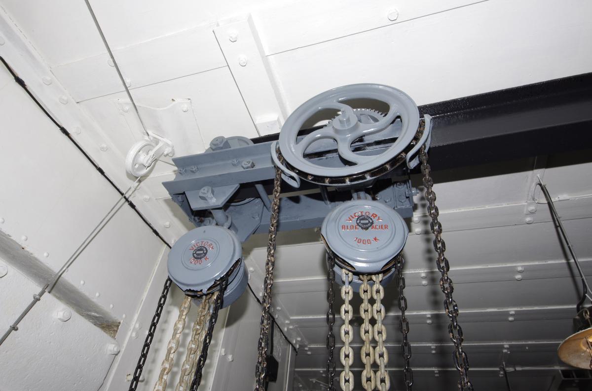 Ligne Maginot - BOIS DU FOUR - A5 - (Ouvrage d'infanterie) - Chambre de tir mortier Est
Palan de manutention au-dessus d'un des mortiers de 81 - AURET Vincent