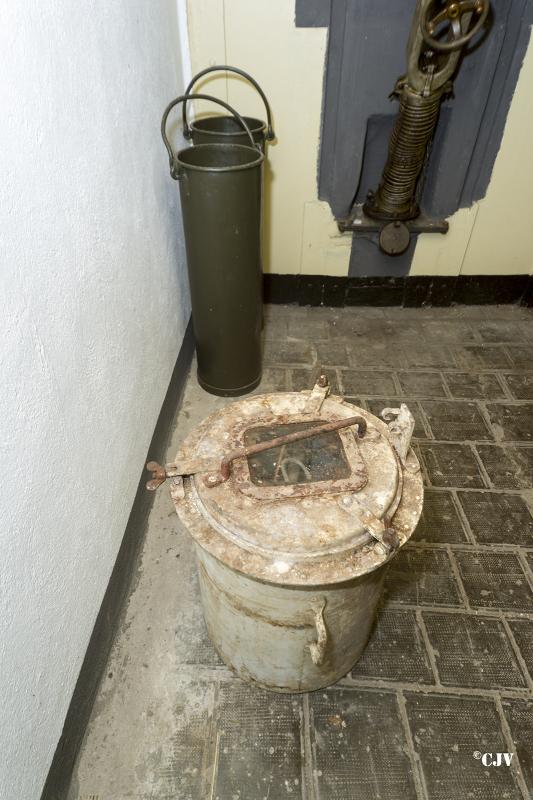Ligne Maginot - SENTZICH - A16 - (Ouvrage d'infanterie) - Réceptacle à douilles équipant la tourelle de mitrailleuses avant sa modification pour y installer une arme mixte - Lia VERMEULEN