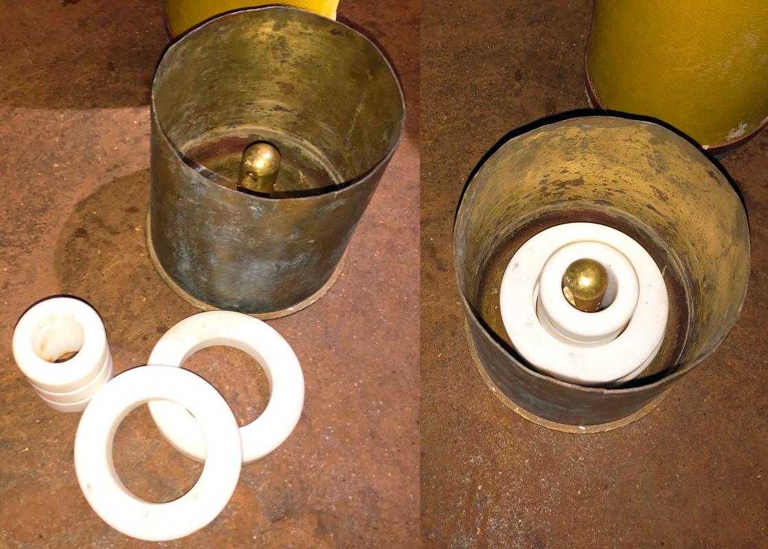Ligne Maginot - Munition de 135 - A gauche, la douille et les charges propulsives séparées
A droite, la douille et les charges propulsives en place