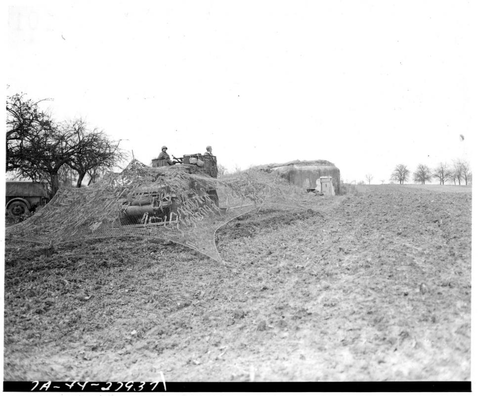 Ligne Maginot - SPIESS 3 - (Blockhaus pour arme infanterie) - Photo prise le 13 décembre 1944.
'A camouflaged 'flak-wagon' is parked near a captured enemy pill-box of the Maginot Line.' - Fenberg, 163rd Signal Photo Company