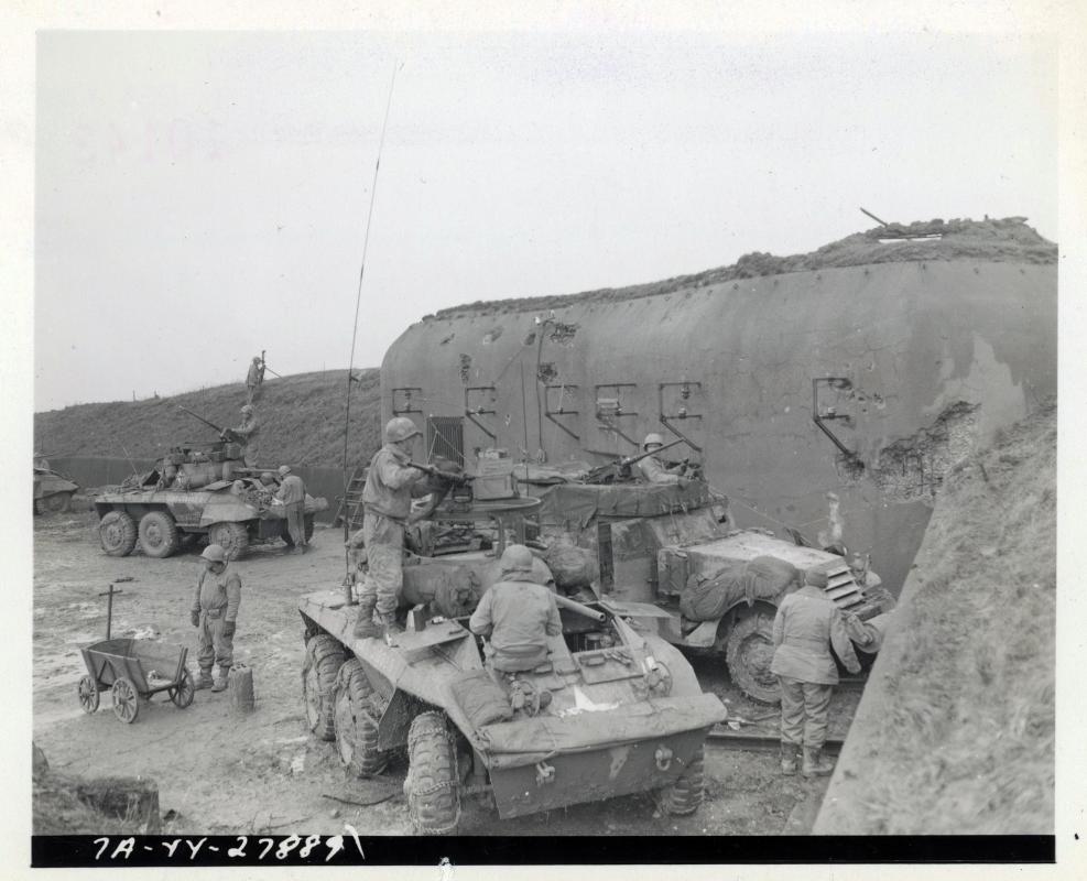Ligne Maginot - ROHRBACH - FORT CASSO - (Ouvrage d'infanterie) - Bloc 2
American troops of a cavalry reconnaissance squadron. The scarred, out-dated Maginot casemate is used in present battle only as a shield from which to observe enemy activity.

92nd Cavalry Recon. Squadron, 12th Armored Division. - Newell, 163rd Signal Photo Company.