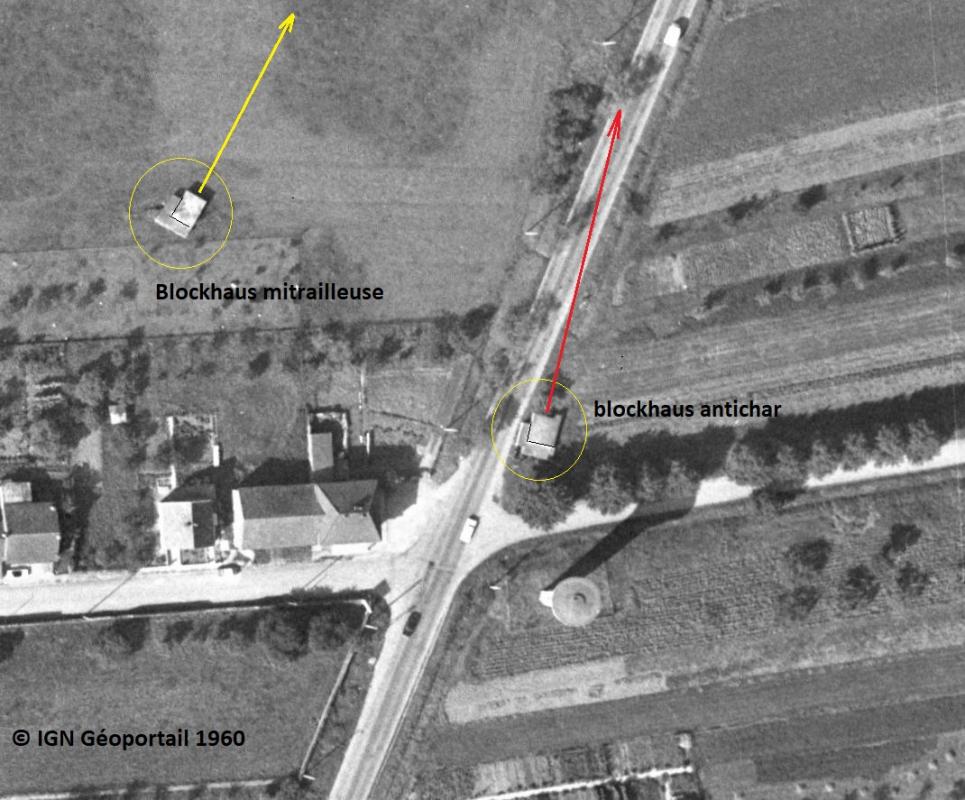 Ligne Maginot - ROUTE DU LUXEMBOURG OUEST - (Blockhaus pour arme infanterie) - Les blocs mitrailleuse et antichar sont bien visibles, avec leurs avancées de couverture des entrées - IGN - Géoportail 1960