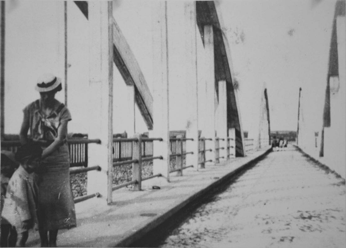 Ligne Maginot - Pont nord de Lampen - PONT DE LAMPEN NORD
Photo du pont alors en construction, noter la séparation de la partie routière et de la partie gauche destinée à la voie de 60 non encore posée. (1933?) - Inconnu - Collection Lagrange