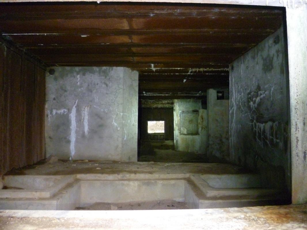 Ligne Maginot - STG 14 - MC15B - MC10 - (Casemate d'infanterie - double) - Vue depuis le créneau pour canon côté gauche et au fond son jumeau du côté droit - AsH