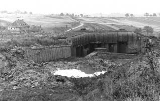 Ligne Maginot - HOCHWALD - (Ouvrage d'artillerie) - Bloc 3
Bloc de contre-escarpe double du fossé antichar coté Est
A l'arrière la ferme de la Walkmuhl, disparue depuis