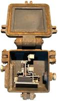 Ligne Maginot - Boite de raccordement aero-souterrain pour un circuit -  Le boitier ouvert
Le dispositif de protection est en place, seuls manquent les deux éclateurs à gaz.