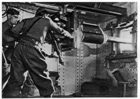 Ligne Maginot - SCHOENENBOURG - (Ouvrage d'artillerie) - Bloc 1
Mise en place du canon antichar.