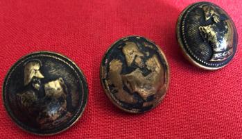 Ligne Maginot - Boutons d'uniforme du Génie - Boutons provenant des uniformes du Génie de l'ouvrage du Schiesseck.
Ces uniformes ont été enfouis sur ordre de l'Adj Branchereau dans un trou de bombe par l'équipe chargée de l'entretien de l'ouvrage en juillet-aout 1940 afin que les allemands ne puissent pas les utiliser comme chiffons.