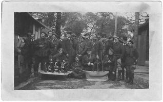 Ligne Maginot - FERMONT - A2 - (Ouvrage d'artillerie) - Photo prise dans le casernement léger de l'ouvrage de Fermont
Le Lt Scherb Jacques qui commandait le bloc 7, assis à droite sur la photo. Il avait la passion du modélisme. Au dessus, avec la barbe, le Cdt Brousse qui dirige l'ouvrage de fermont