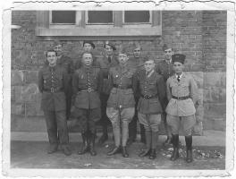 Ligne Maginot - DONCOURT - (Camp de sureté) - Officiers devant le cercle mess des officiers ?
Le Lt Scherb Jacques qui commandait le bloc 7 de l'ouvrage de Fermont au milieu du rang arrière 