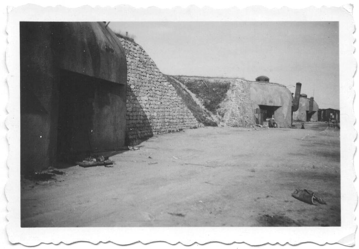 Ligne Maginot - PETIT REDERCHING - (Abri) - Une  vue avec les trois entrées en enfilade
 - Inconnu