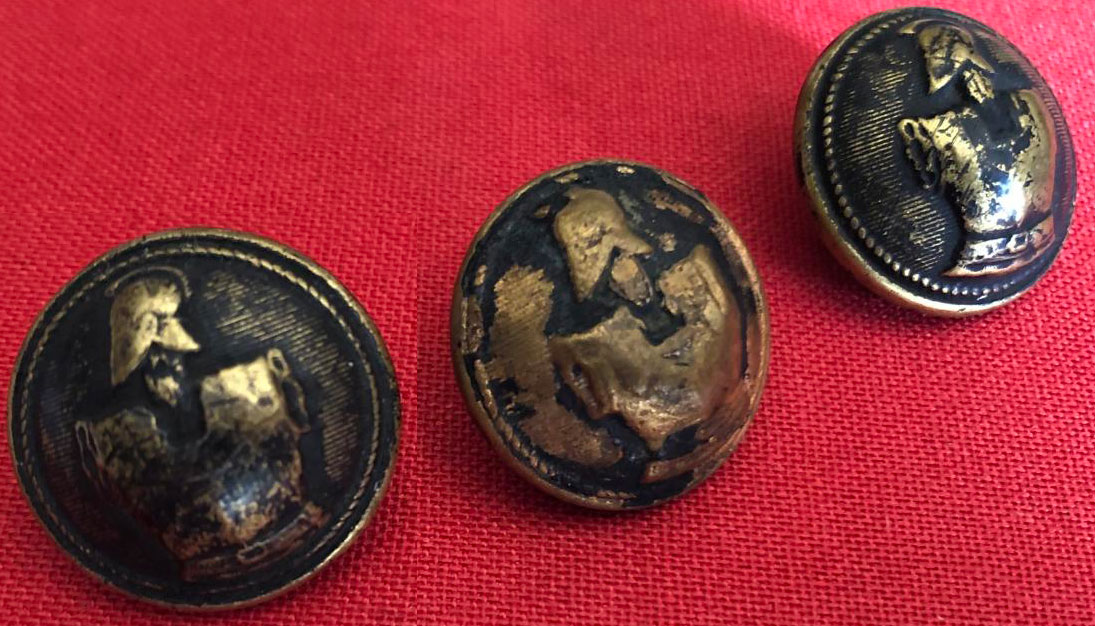 Ligne Maginot - Boutons d'uniforme du Génie - Boutons provenant des uniformes du Génie de l'ouvrage du Schiesseck.
Ces uniformes ont été enfouis sur ordre de l'Adj Branchereau dans un trou de bombe par l'équipe chargée de l'entretien de l'ouvrage en juillet-aout 1940 afin que les allemands ne puissent pas les utiliser comme chiffons.