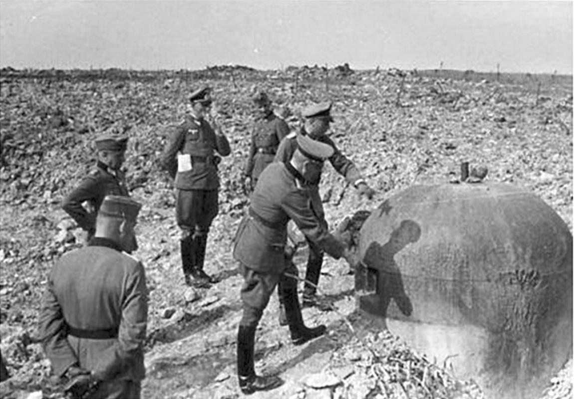 Ligne Maginot - FERMONT - A2 - (Ouvrage d'artillerie) - Le bloc 1 après les combats
Des officiers allemands examinent la cloche GFM 
 - Inconnu