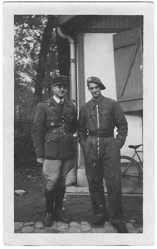 Ligne Maginot - FERMONT - A2 - (Ouvrage d'artillerie) - Photo prise dans le casernement léger de l'ouvrage de Fermont
A droite Le Lt Scherb Jacques qui commandait le bloc 7, à gauche le Slt Delhaye Emile qui commandait le bloc 3 - Inconnu