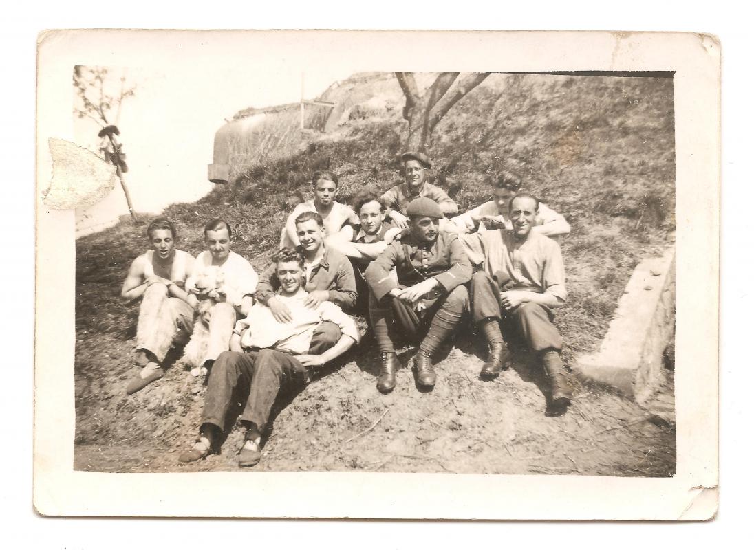 Ligne Maginot - METRICH NORD - C50 - (Casemate d'infanterie - Simple) - Bain de soleil devant la C50. Léon Geoffroy est en tenue. - Adj-Chef Léon GEOFFROY