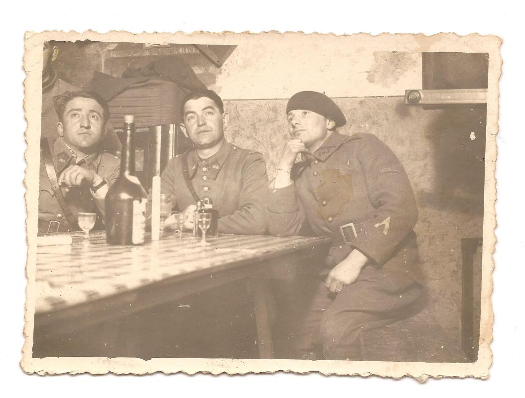 Ligne Maginot - METRICH NORD - C50 - (Casemate d'infanterie - Simple) - Mars 1940 a l'intérieur de la C50, Léon Geoffroy au centre. Noter les uniformes : certains ont la marque du 168° RIF (temps de paix) et d'autres celle du 167° RIF (temps de guerre). - Adj-Chef Léon GEOFFROY