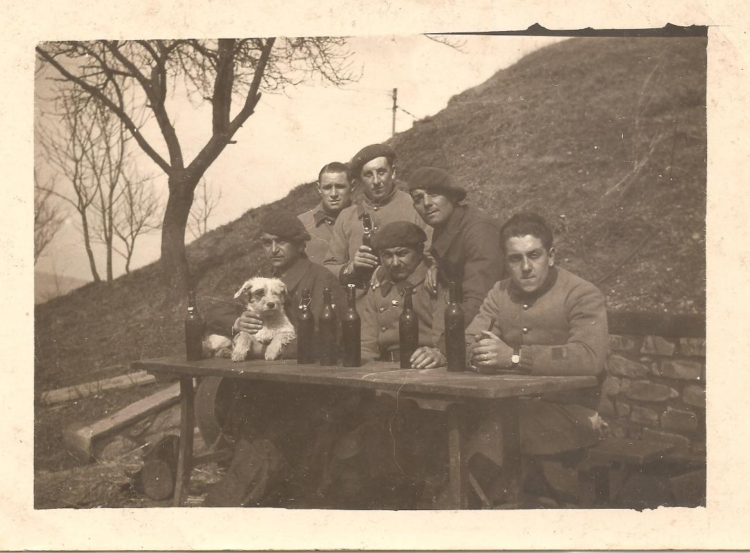 Ligne Maginot - METRICH NORD - C50 - (Casemate d'infanterie - Simple) - Mars 1940 devant la C50 - Metrich nord. Léon Geoffroy est avec le chien - Adj-Chef Léon GEOFFROY