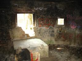Ligne Maginot - LE QUESNOY - (Stand de tir) - Le blockhaus d'entrainement aux armes antichar
Les deux créneaux, à gauche pour pièce antichar, à droite, probablement pour mitrailleuse