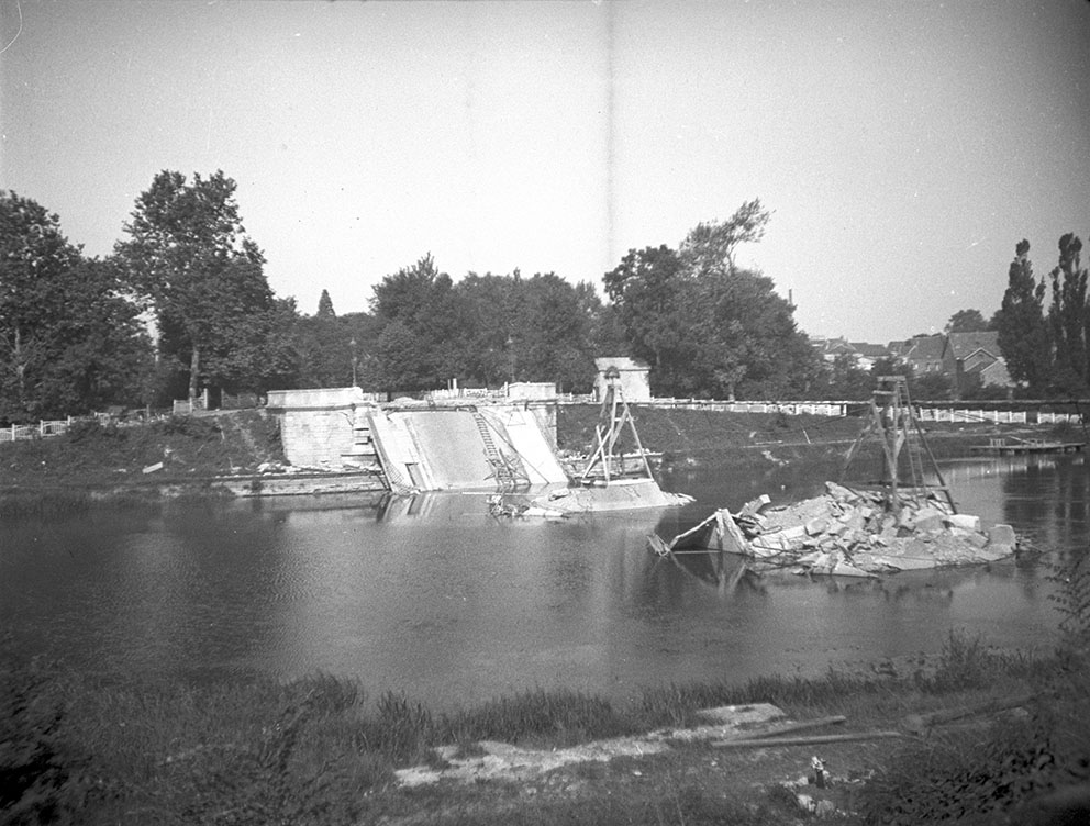Ligne Maginot - 22LM - Vue depuis l'est du pont de la gare de Sedan, dans le prolongement de l'avenue Philippoteaux. - Egon Pfende