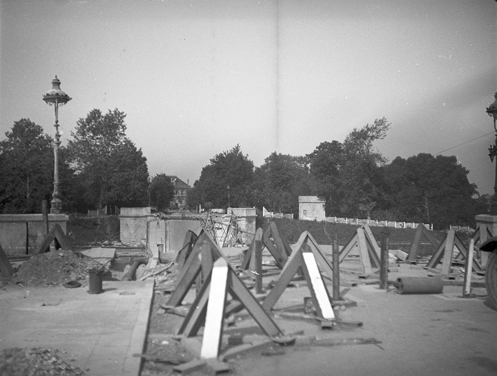 Ligne Maginot - 22LM - (DMP - Dispositif de Mine Permanent) - Vue depuis l'est du pont de la gare de Sedan, dans le prolongement de l'avenue Philippoteaux.
Obstacles antichar en avant du pont détruit. - Egon Pfende