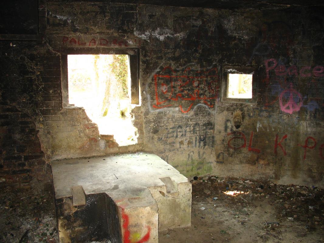 Ligne Maginot - LE QUESNOY - (Stand de tir) - Le blockhaus d'entrainement aux armes antichar
Les deux créneaux, à gauche pour pièce antichar, à droite, probablement pour mitrailleuse - MEURANT Sebastien