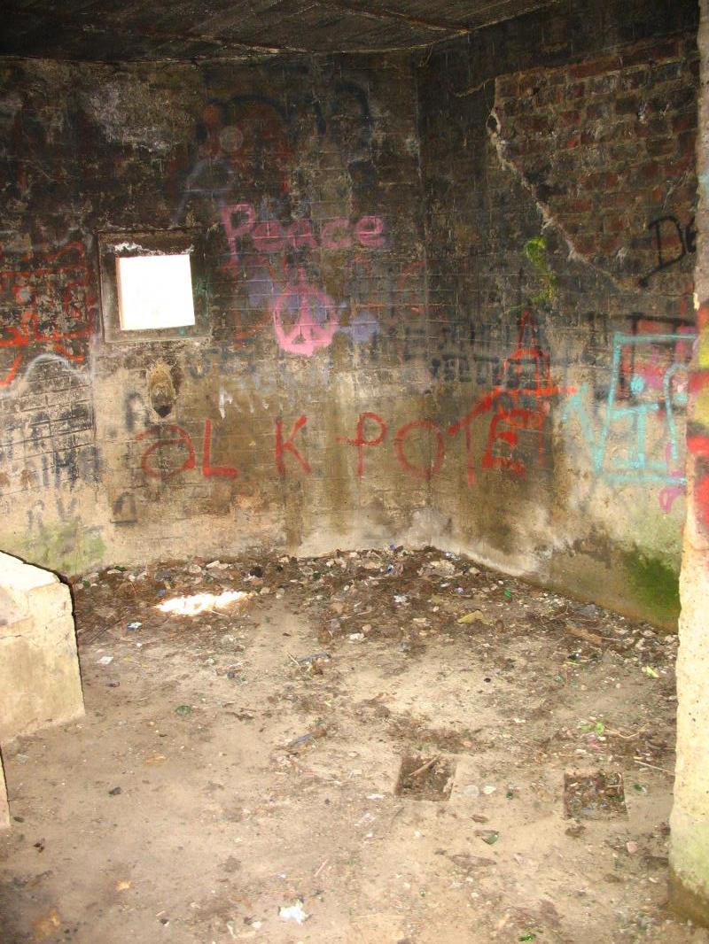 Ligne Maginot - LE QUESNOY - (Stand de tir) - Le blockhaus d'entrainement aux armes antichar
Réservations dans le sol prévues pour le calage des bêches de l'arme antichar. - MEURANT Sebastien
