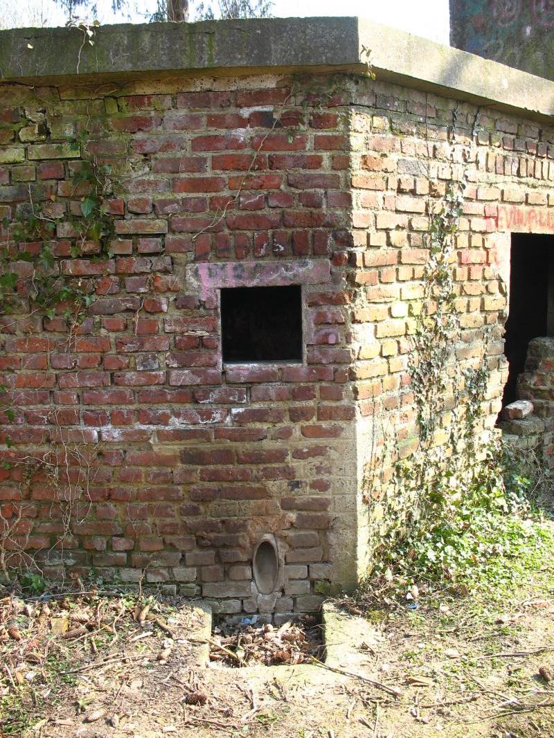 Ligne Maginot - LE QUESNOY - (Stand de tir) - Le blockhaus d'entrainement aux armes antichar
Le créneau pour arme automatique avec sa fosse à douille à l'extérieur. - MEURANT Sebastien