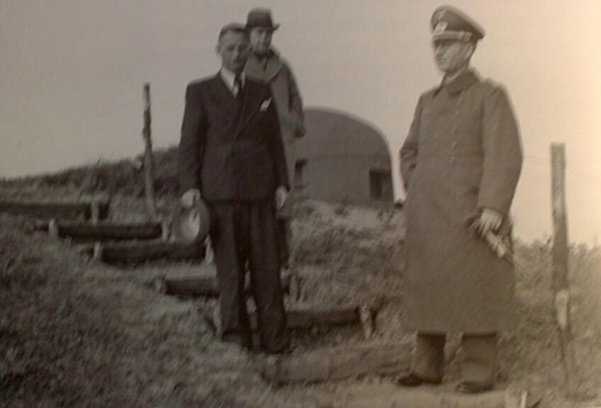 Ligne Maginot - HACKENBERG - A19 - (Ouvrage d'artillerie) - Officier allemand devant un des cloche GFM de la chapelle du Hackenberg - Inconnu