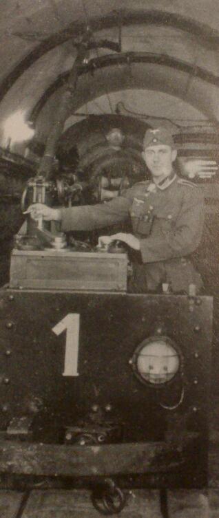 Ligne Maginot - HACKENBERG - A19 - (Ouvrage d'artillerie) - Soldat allemand conduisant le train dans l'ouvrage - Inconnu