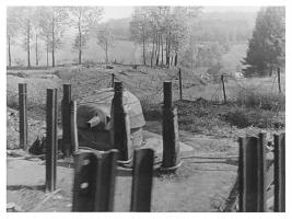 Ligne Maginot - TD21 - (Cuve pour arme d'infanterie) - La tourelle TD21 à l'avant plan.
Sur la gauche de l'image à l'arrière plan, la TD 21'
Noter la proximité du réseau antichar obérant fortement le champ de tir de la TD