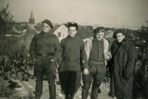 Ligne Maginot - 133° Régiment d'Infanterie de Forteresse (RIF) - Hommes du 133° RIF avec le village d'Etting à l'arrière plan
Hiver 39-40