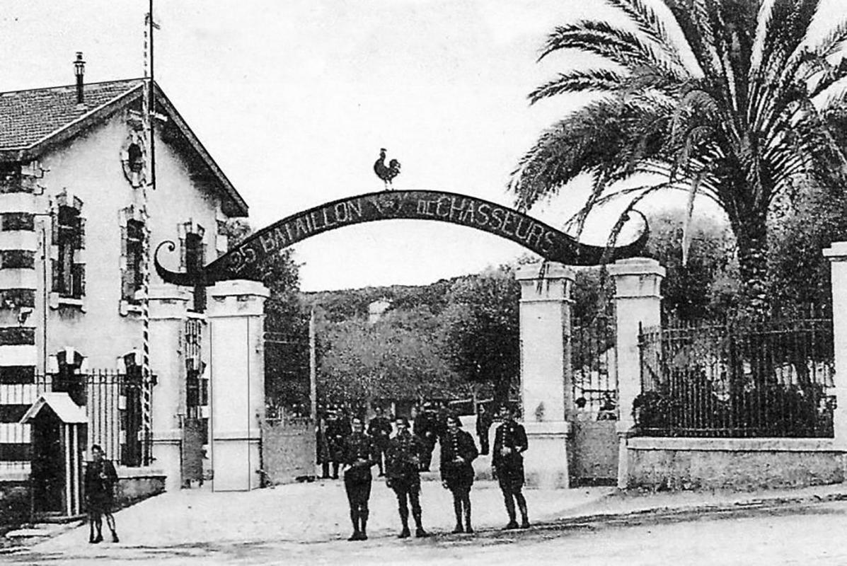 Ligne Maginot - QUARTIER GARDANNE - (Camp de sureté) - L'entrée du quartier occupé par le 25° Bataillon de Chasseurs Alpins (BCA)dans les années 30
 - Inconnu
