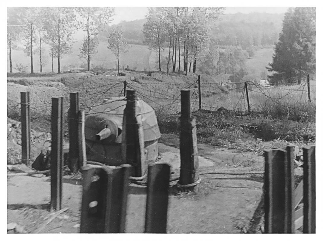 Ligne Maginot - TD21 - (Cuve pour arme d'infanterie) - La tourelle TD21 à l'avant plan.
Sur la gauche de l'image à l'arrière plan, la TD 21'
Noter la proximité du réseau antichar obérant fortement le champ de tir de la TD - Inconnu