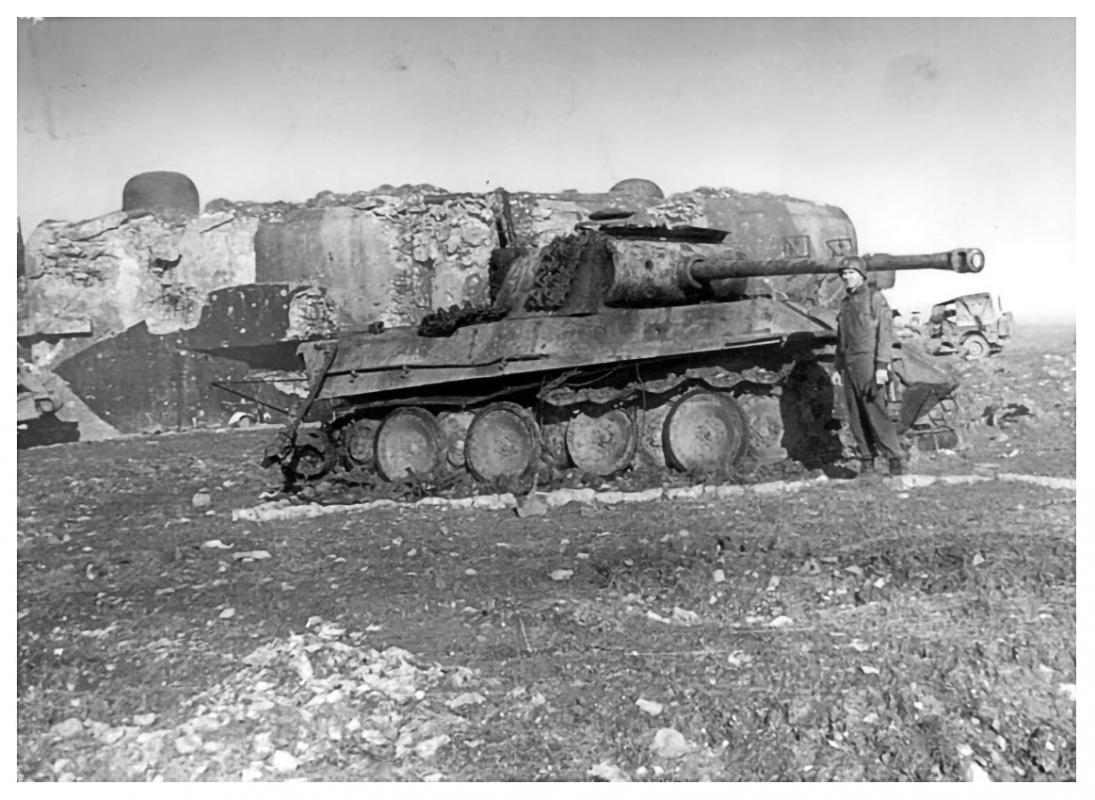 Ligne Maginot - BINING - (Casemate d'infanterie) - Photo de la casemate après-guerre. Le Panther y est resté quelque années - Inconnu