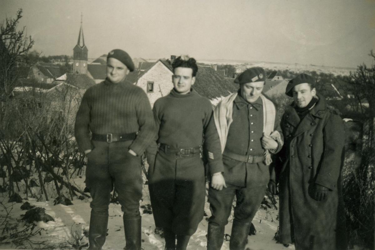Ligne Maginot - 133° Régiment d'Infanterie de Forteresse (RIF) - Hommes du 133° RIF avec le village d'Etting à l'arrière plan
Hiver 39-40