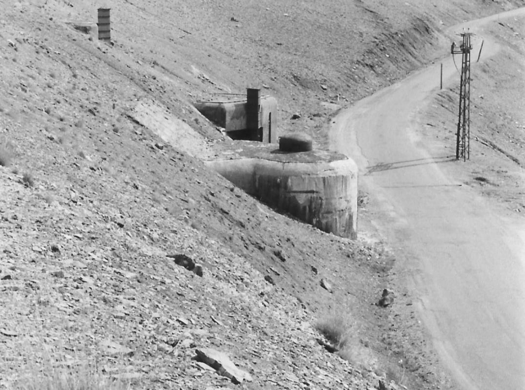 Ligne Maginot - COL DE RESTEFOND (RD) - (Ouvrage d'infanterie) - Les entrées avec le pylône d'alimentation électrique HT au début des années 80 - Marc ENDINGER