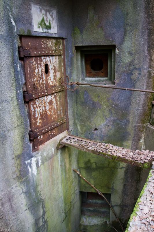 Ligne Maginot - RIPPERT - X13 (QUARTIER KARRE - II/168°RIF) - (Abri) - Entrée droite de l'abri.
La passerelle est toujours en place. Noter les deux créneaux de défense pour FM et les, discrets, restes de peinture de camouflage - Michel Teiten