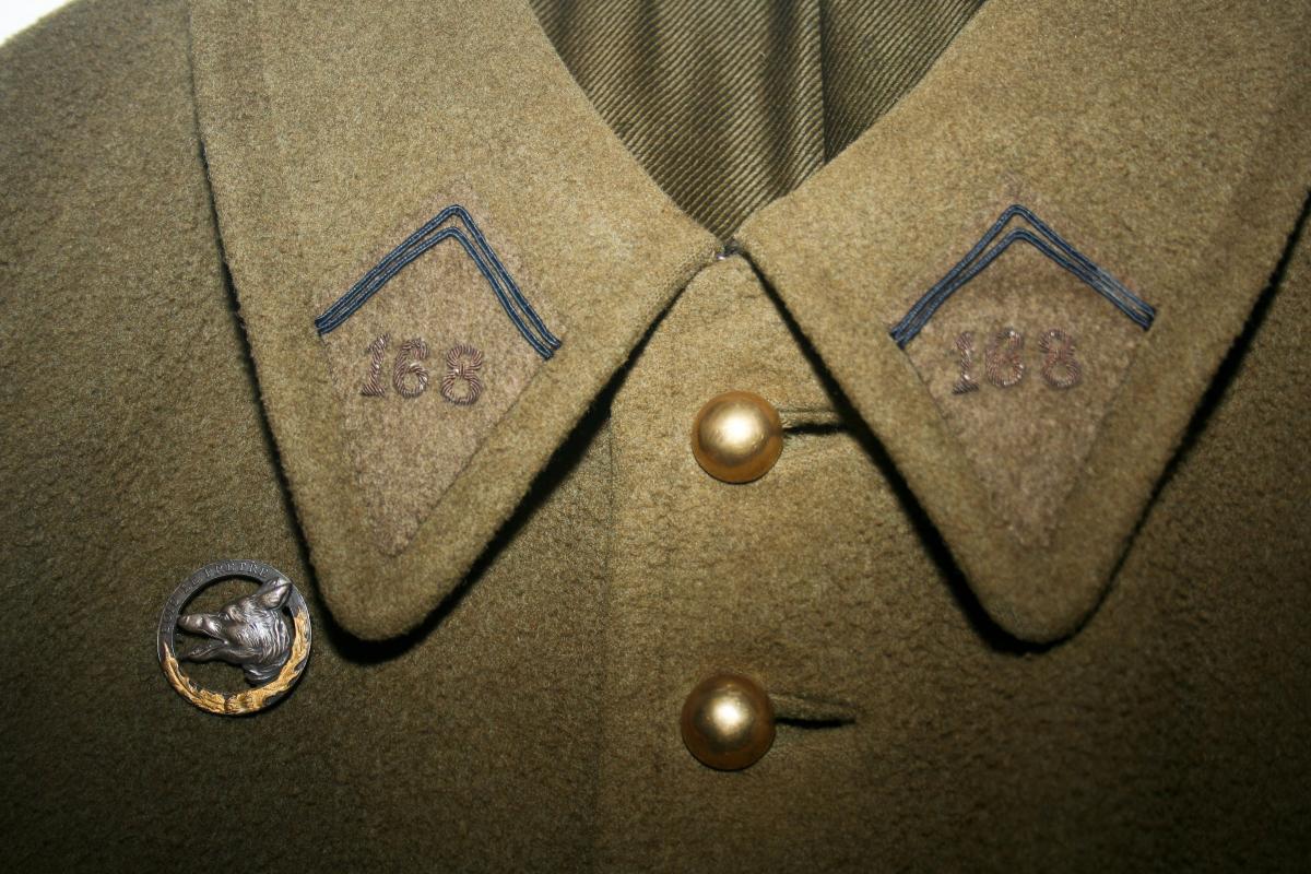 Ligne Maginot - Détail d'un manteau avec insignes du 168e RIF - Détail d'un manteau avec insignes du 168e RIF - Exposé dans l'abri du Bichel Sud