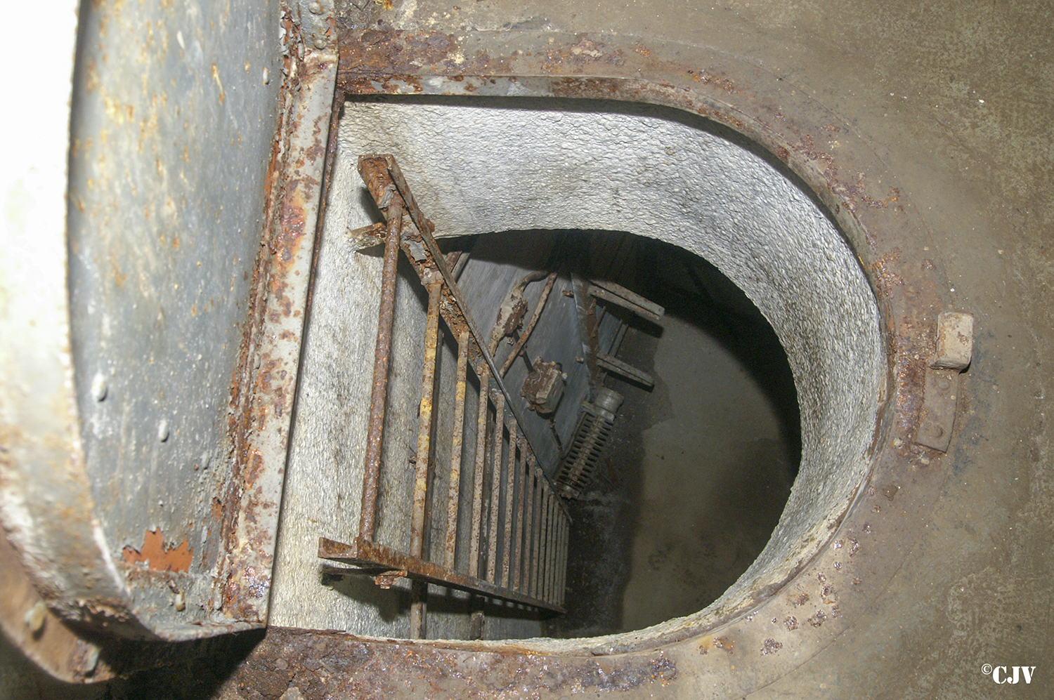 Ligne Maginot - ROCHE LA CROIX (RLC) - (Ouvrage d'artillerie) - Bloc 6
Trappe vers l'ancien égout du bloc 5 et la galerie vers le bloc 6 - Lia VERMEULEN