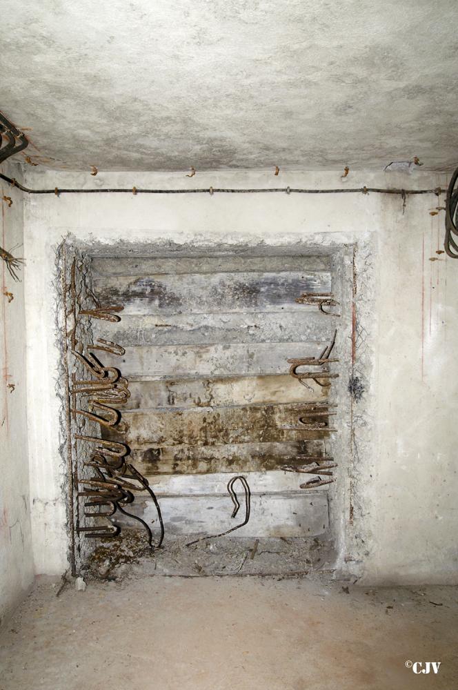 Ligne Maginot - ROCHE LA CROIX (RLC) - (Ouvrage d'artillerie) - Bloc 6
L'ouverture, actuellement bouché, était prévu pour un projecteur - Lia VERMEULEN