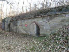 Ligne Maginot - UHRICH - HOCHE (1° BON 237° RI) - (PC de Sous-Quartier) - Abri traverse gauche du front de tête
Au fond à gauche, l'entrée extérieure de l'observatoire d'artillerie bétonné de la batterie n°39