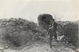 Ligne Maginot - 32/1 - FORT MORTIER - (Casemate d'infanterie - Double) - La casemate 32/1 de Fort Mortier après avoir été martelée par les FLAK 88 lors de l'offensive 'Klein Bär' du 15 juin 1940. 

La cloche a été presque déchaussée par les impacts.