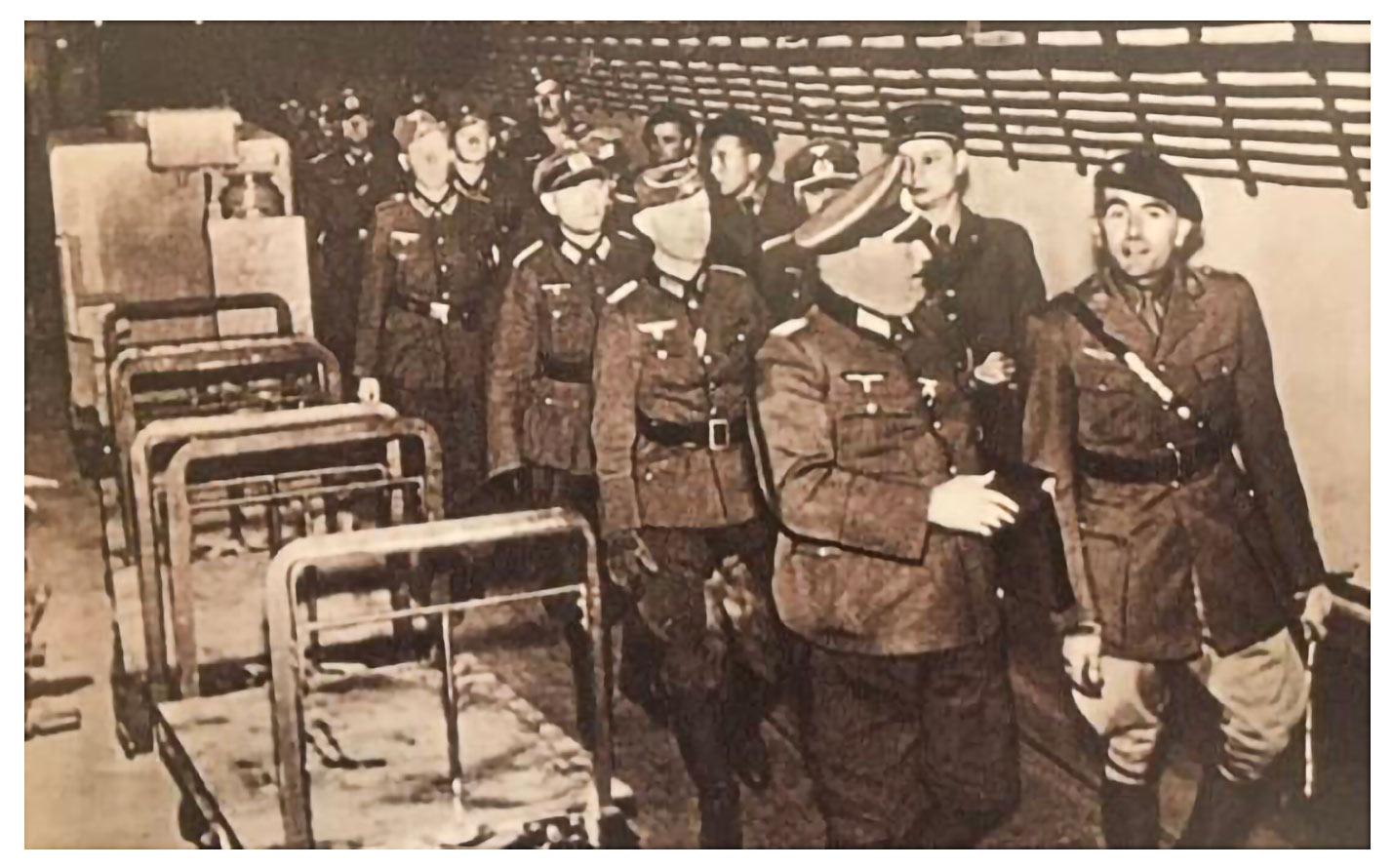 Ligne Maginot - GALGENBERG - A15 - (Ouvrage d'artillerie) - Visite de l'ouvrage remis aux occupants avec en tête le Cne de la Teyssonnière qui commandait l'ouvrage - Inconnu