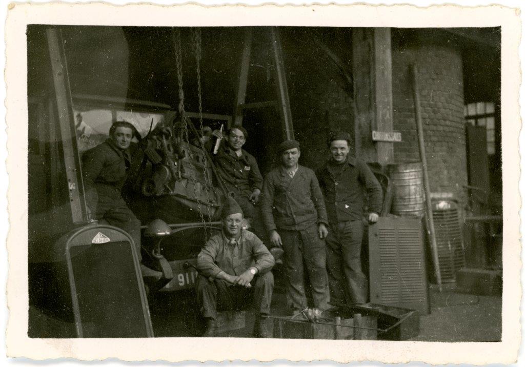 Ligne Maginot - 242/7° Compagnie Automobile et de Quartier Général du Train de Secteur Fortifié - Réparation d'un camion par l'atelier automobile de la Cie.
Photo prise à Hangenbach