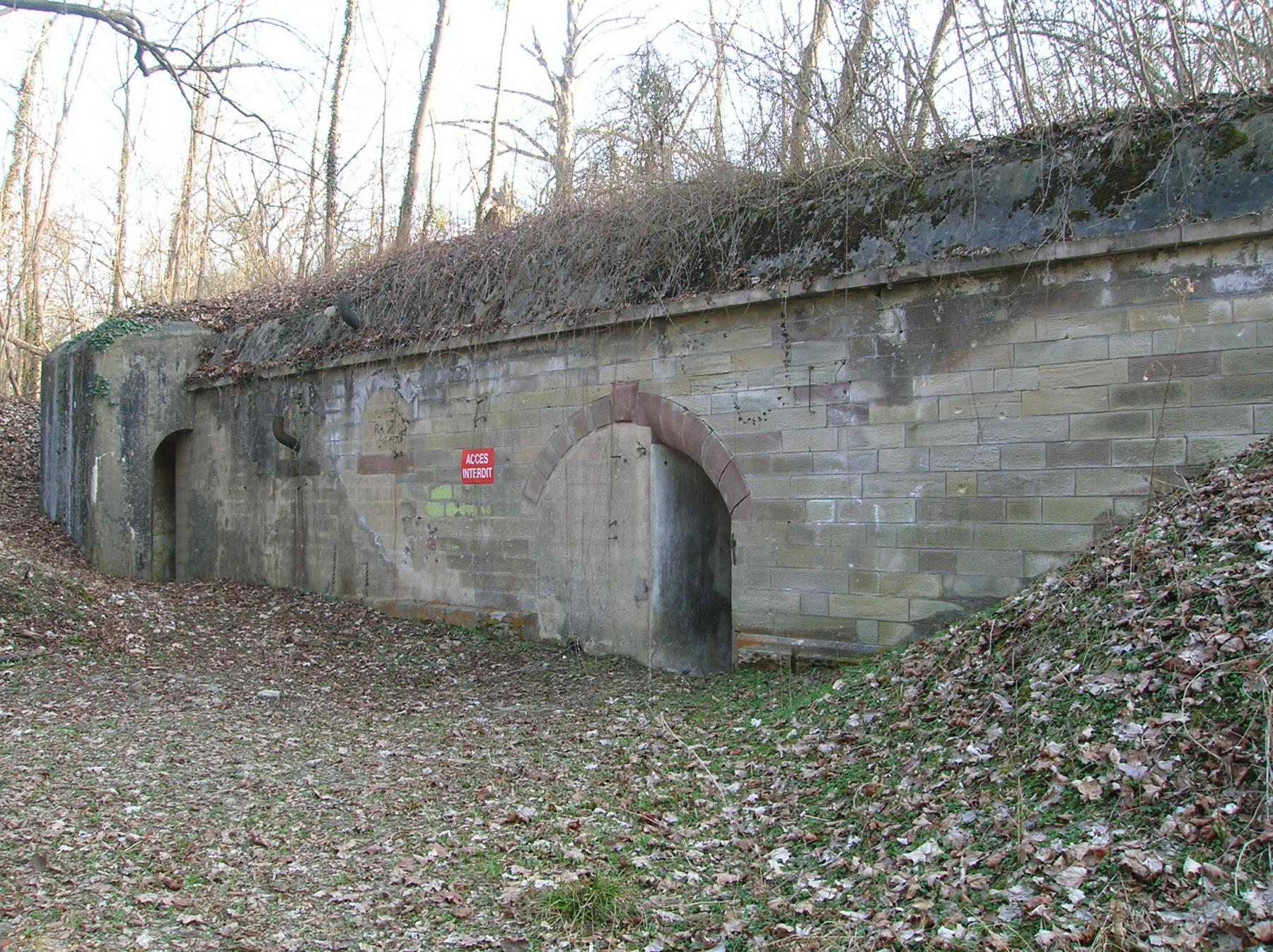 Ligne Maginot - UHRICH - HOCHE (1° BON 237° RI) - (PC de Sous-Quartier) - Abri traverse gauche du front de tête
Au fond à gauche, l'entrée extérieure de l'observatoire d'artillerie bétonné de la batterie n°39 - Gregory Fuchs