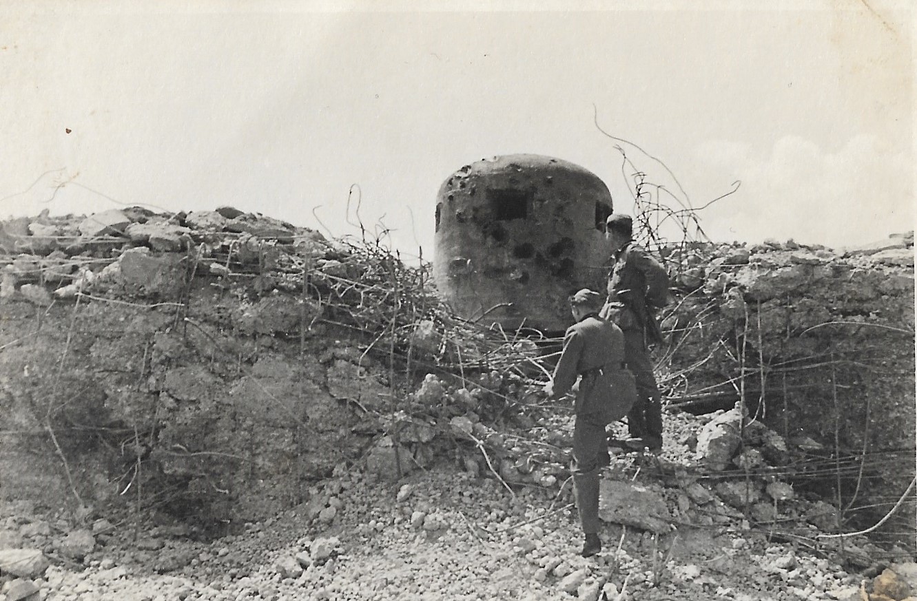 Ligne Maginot - 32/1 - FORT MORTIER - (Casemate d'infanterie - Double) - La casemate 32/1 de Fort Mortier après avoir été martelée par les FLAK 88 lors de l'offensive 'Klein Bär' du 15 juin 1940. 

La cloche a été presque déchaussée par les impacts. - Inconnu