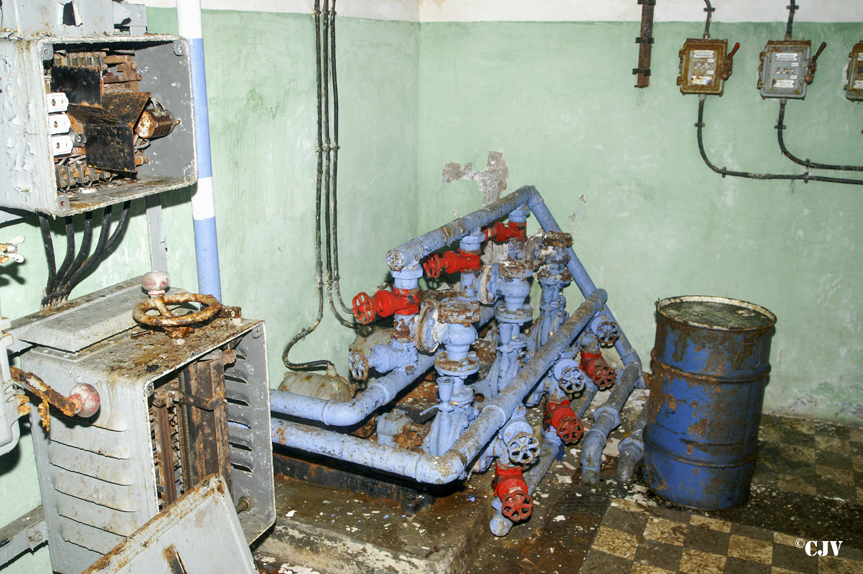 Ligne Maginot - SAPEY - (Ouvrage d'artillerie) - Usine électrique
Les pompes à eau pour le  refroidissement des moteurs  - Lia VERMEULEN