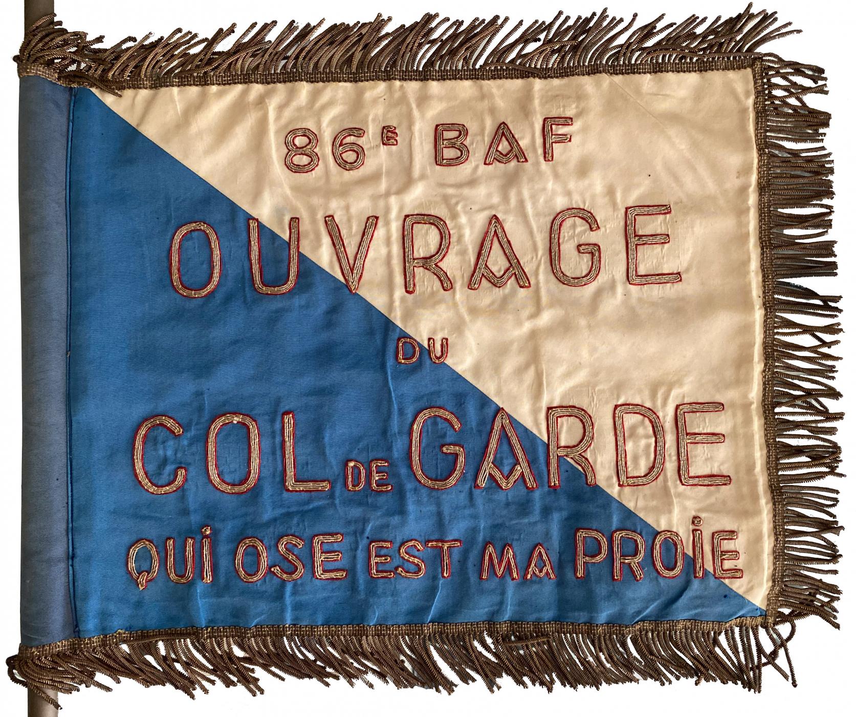 Ligne Maginot - COL DE GARDE (G) - EO10 - (Abri actif) - Le fanion de l'ouvrage tenu par le 86° BAF
Coté avers - Pascal LAMBERT